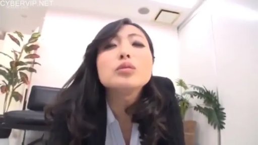 嚴肅 · 俯身 · 臉部特寫 · 办公室 · 職業裝 · 注视镜头