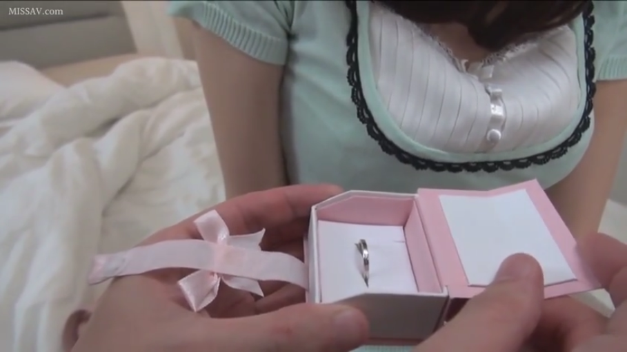 坐姿 · 卧室 · 第一人称视角 · 模糊 · 戒指 · 蕾丝女装 · 戒指盒特写 · 送礼物