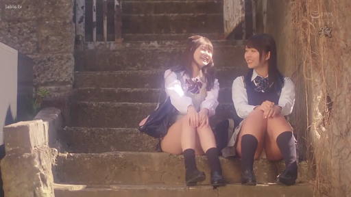 脸部特写 · 微笑 · 室外 · JK制服 · 开心 · 撩发 · 逆光