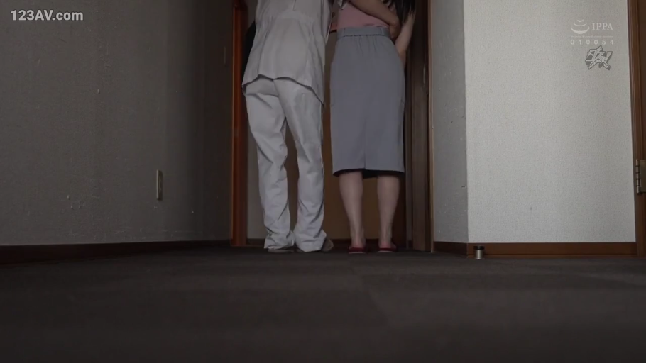 行走 · 低视角 · 腿部特写 · 室内走廊 · 同行 · 拖鞋