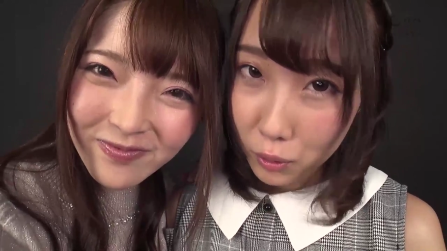 室内 · 面部 · 微笑 · 凝视 · 双人 · 常服 · 并排