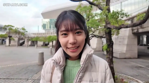 坐姿 · 中景 · 沙发 · 客厅 · 模糊 · 采访 · 白裙子 · 字幕内容