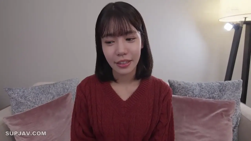 室内 · 坐姿 · 沙发 · 微笑 · 面部特写 · 访谈 · 红色毛衣