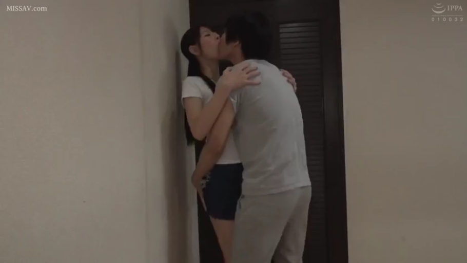 室内 · 全景 · 抱擁 · 亲密 · 接吻 · ドア · 短裤 · 动情