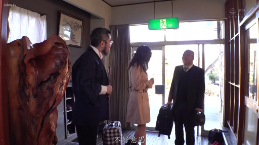 站立 · 行李箱 · 全景 · 平常 · 剧情背景 · 风衣外套 · 旅馆玄关 · 办理入住