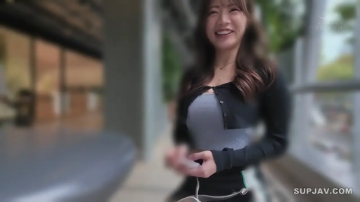 站立 · 微笑 · 黑色开衫 · 户外 · 长发 · 步行