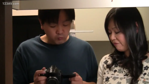 室内 · 集中 · 站立 · 中景 · 日常居家 · 单反相机 · 休闲T恤 · 操作相机