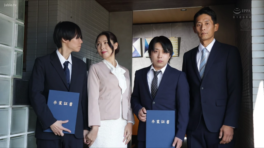 真剣 · 站立 · 多人 · 门口 · 正装 · 展示证书 · 毕业证