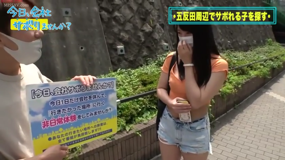 羞涩 · 站立 · 街道 · 橙色上衣 · 街头采访 · 双人中景 · 招牌 · 街拍感