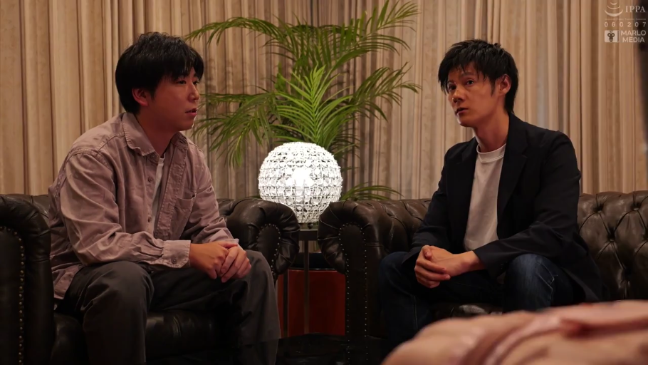 坐姿 · 嚴肅 · 中景 · 盆栽 · 客廳 · 休闲服 · 剧情谈话 · 观察视角