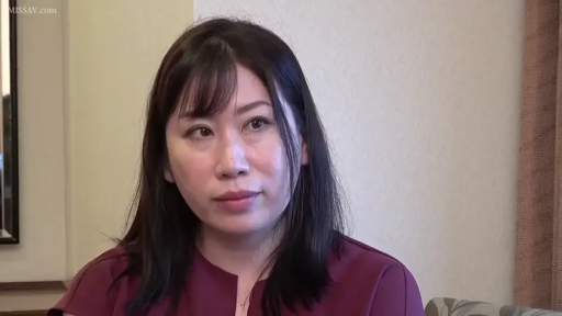 室内 · 坐姿 · 平静 · 面部特写 · 注视前方 · 亚洲女性 · 紫色上衣