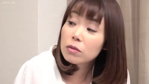 室内 · 严肃 · 脸部 · 侧身 · 白色上衣 · 倾听 · 人像