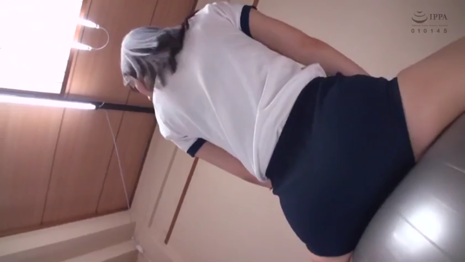 室內 · 坐姿 · 臀部 · 體操服 · 背影 · 瑜伽球 · 运动