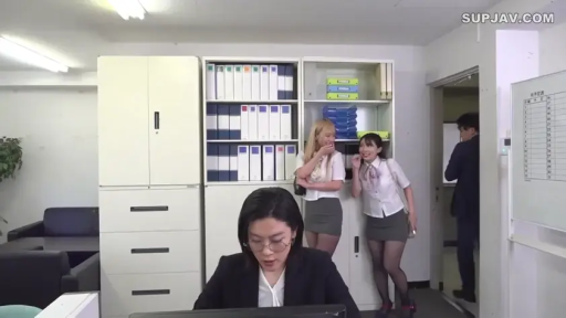 坐姿 · 专注 · 办公室 · 全景 · 职业装 · 多人 · 文件夹 · 办公