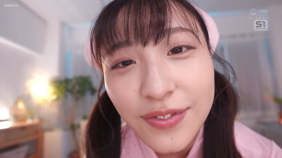 室内 · 脸部特写 · 微笑 · POV视角 · 注视镜头 · 粉色制服 · 俯身凑近 · 粉色头饰