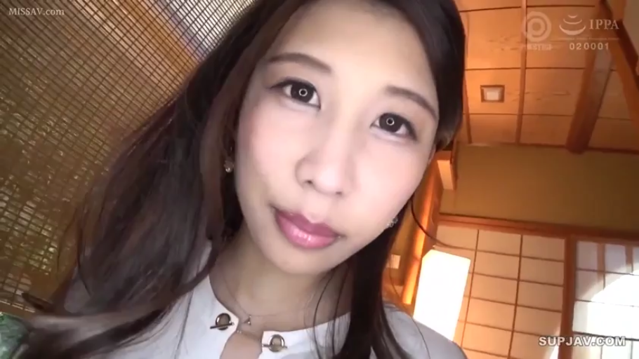 脸部特写 · 和室 · 白色上衣