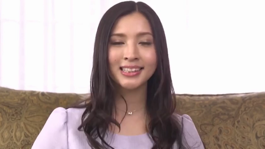 座り姿勢 · 微笑 · 顔のクローズアップ · 室内沙发 · 讲话 · 淡紫色上衣