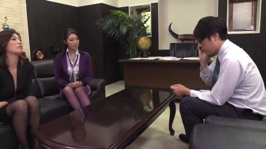 坐姿 · 严肃 · 办公室 · 办公桌 · 全景 · 职业装 · 谈话 · OL