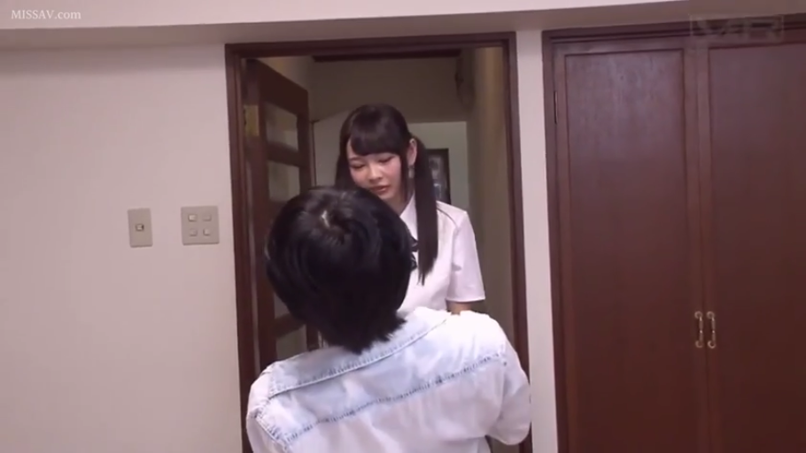 室内 · 中景 · 平静 · 对视 · 面对面站立 · 门 · 学生装 · 少女