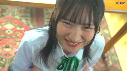 室内 · 脸部特写 · 绿色领结 · 跪姿 · 仰视 · 笑容 · 地毯 · 纯欲