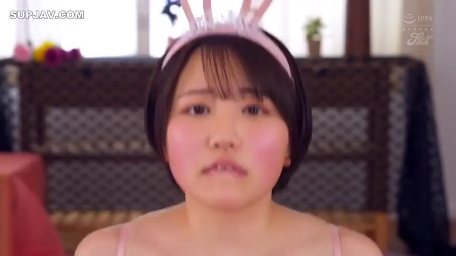 站立 · 微笑 · 街道 · 注视镜头 · 正面半身 · 单肩包 · 街拍 · 灰色格子连衣裙
