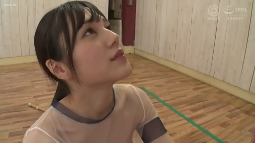 面部 · 微笑 · 注视 · 室外 · 裸肩 · 正对镜头 · 森林