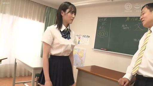 严肃 · 校服 · 教室 · 师生 · 站立 · 中景 · 对视 · 黑板