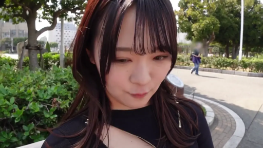 脸部 · 低头 · 黑色上衣 · 户外公园