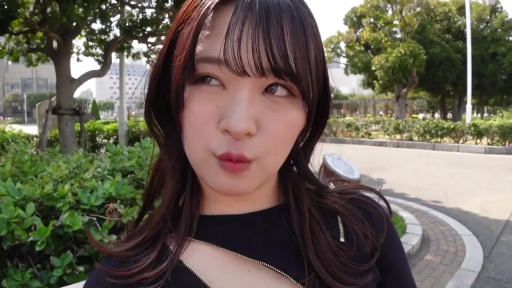 脸部特写 · 站立 · 公园 · 黑色镂空上衣