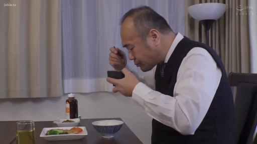 坐姿 · 严肃 · 餐厅 · 进食 · 侧脸 · 餐具 · 正装 · 中年人