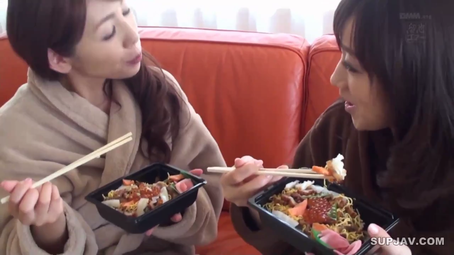 坐姿 · 中景 · 室内沙发 · 进食 · 熟女 · 愉快 · 浴袍 · 便当