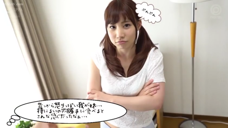 室内 · 白色短袖 · 半身 · 注视 · 落地灯 · 双马尾 · 噘嘴 · 双手抱胸