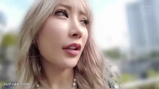 顔部のクローズアップ · 说话 · 蓝色连衣裙 · 清纯风 · 珍珠项链 · 自然神情 · 户外街景 · 微仰视