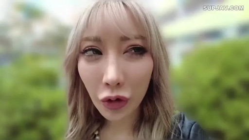 面部 · ネックレス · 特写 · 屋外 · 金髪 · 挑発 · 深色外套 · 噘嘴