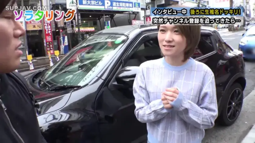 站立 · 羞涩 · 谈话 · 上半身 · 素人 · 街头 · 轿车 · 蓝色格纹毛衣