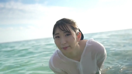 俯身 · 微笑 · 对视 · 上半身 · 海边 · 湿透的白色衬衫