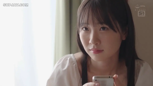 室內 · 坐姿 · 面部特寫 · 白色上衣 · 清纯 · 温柔 · 智慧型手機 · 操作手机