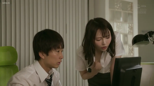 俯身 · 专注 · 办公室 · 白衬衫 · 台灯 · 半身 · 职场 · 看电脑