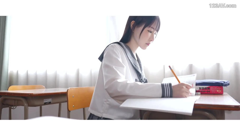 侧面 · 坐姿 · 教室 · 专注 · 课桌 · 水手服 · 唯美 · 写字