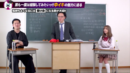 坐姿 · 胸部 · 露乳 · 卧室 · 诱惑 · 吊带背心 · 撩衣