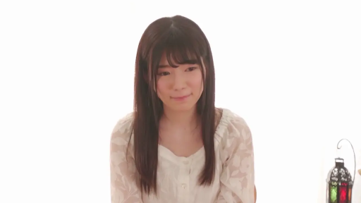 纯白背景 · 坐姿 · 特写 · 对话 · 亲切 · 自我介绍 · 灯饰 · 白色碎花上衣