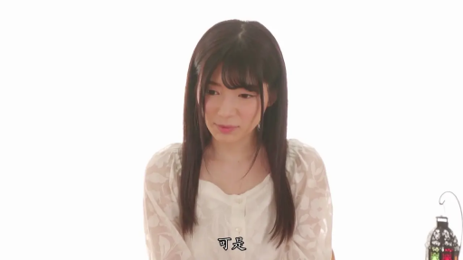 室内 · 羞涩 · 中景 · 白色蕾丝衫 · 端坐 · 静止 · 摆件 · 白底