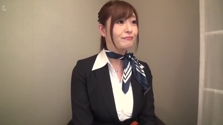 室内 · 坐姿 · 微笑 · 半身 · 职业套装 · 亚洲人 · 访谈 · 丝巾