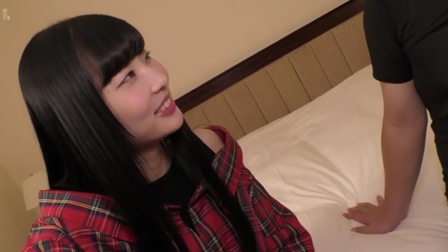 微笑 · 半身 · 街道 · 大衣 · 日文字幕 · 街头采访 · 手提袋 · 挽手