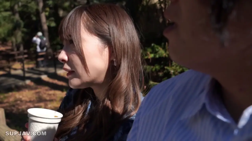 坐姿 · 交谈 · 休闲装 · 公园 · 侧脸特写 · 纸杯 · 自然表情