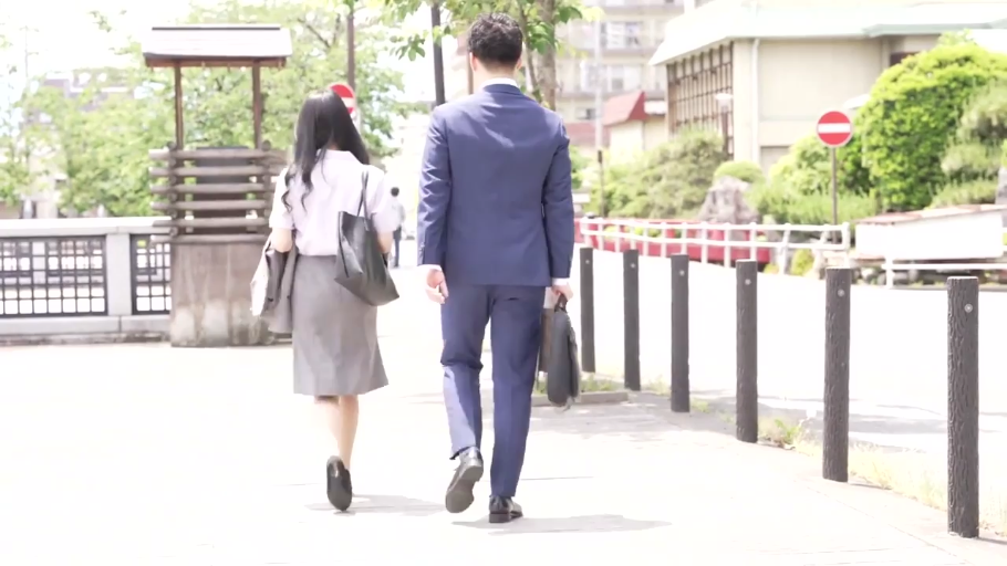 室内 · 严肃 · 站立 · 半身 · 饰品 · 角色扮演服 · 侧视
