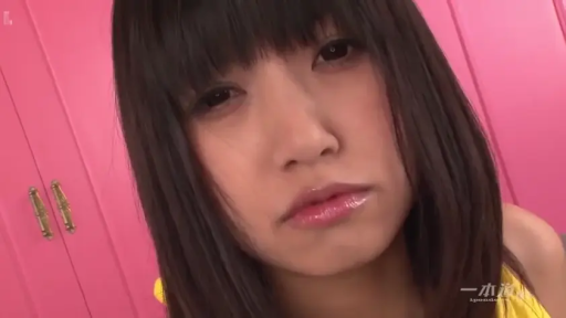 室内 · 面部特写 · 黄色上衣