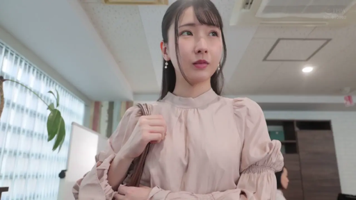 站立 · 半身 · 办公室内 · 挎包 · 米色上衣 · 忧虑 · 职场剧情 · 思索