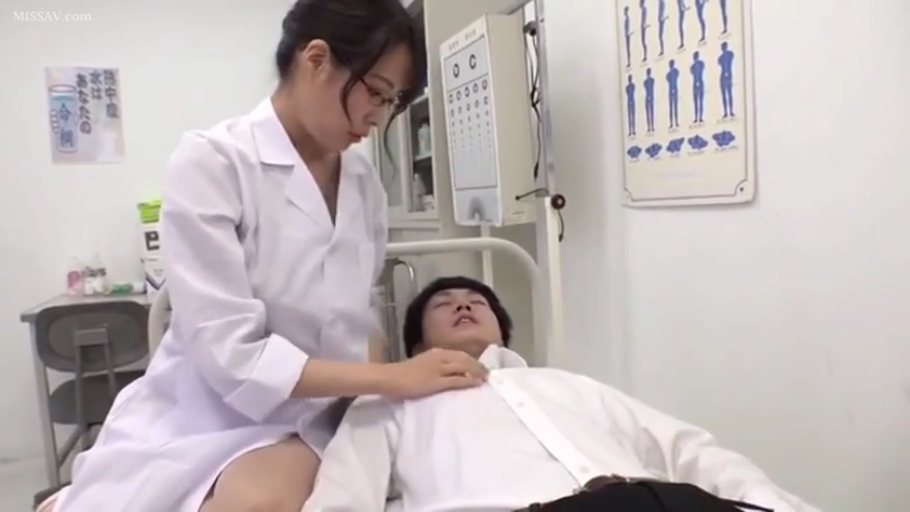 病床 · 白大褂 · 专注 · 角色扮演 · 中景 · 医务室 · 躺卧 · 解扣子