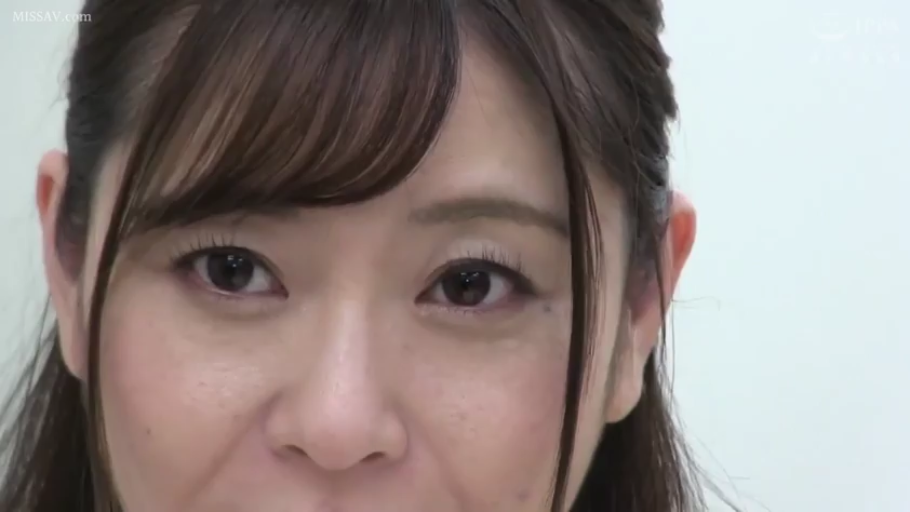 室内 · 面部 · 注视 · 平淡 · 正面 · 人像